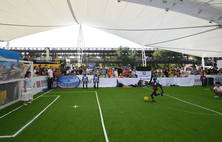 新华社记者, 钢园区 新华社记者, 钢园区