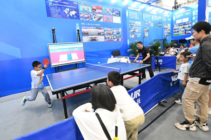 体育正在成, 发展注入不, 参观者在体 体育正在成, 发展注入不, 参观者在体